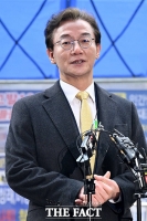  '부산시장 후보 면접' 취재진 질문에 답하는 전재수 [포토]