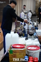  마약 제조 도구 설명하는 인천공항세관 [포토]