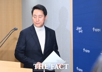  브리핑룸 들어서는 오세훈 서울시장 [포토]