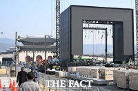  크레인 뜨고 펜스로 꽉 찼다…광화문 점령한 BTS '보랏빛 축제' D-4 [오승혁의 '현장']