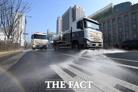  초미세먼지 '나쁨'... 도로 먼지 씻어내는 고압살수차량 [TF사진관]