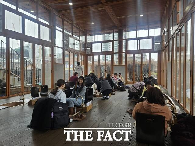 서울 동대문구 제기동에 위치한 서울한방진흥센터는 방문자 수가 해마다 증가해 내·외국인의 방문이 이어지고 있다. 사진은 족욕체험실에서 방문객들이 족욕체험을 하는 모습. /김명주 기자