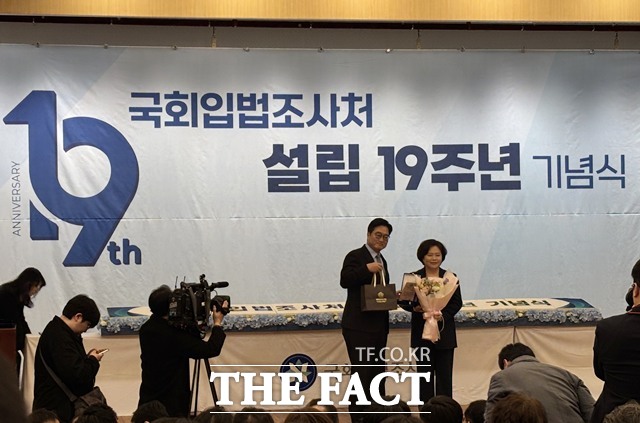 우원식 국회의장이 18일 열린 국회입법조사처 설립 19주년 기념식에서 우수의원에게 표창과 부상을 수여하고 있다. 사진은 우 의장(왼쪽)과 정춘생 조국혁신당 의원. /이하린 기자