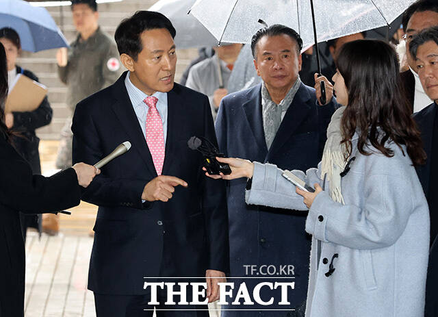 오 시장이 취재진의 질문에 답하고 있다.