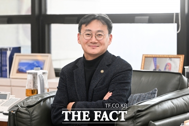 이관후 국회입법조사처장이 17일 오후 서울 영등포구 국회도서관 입법조사처장실에서 <더팩트>와 인터뷰에 앞서 포즈를 취하고 있다. /서예원 기자