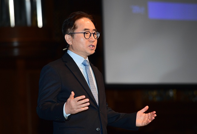 장덕현 삼성전기 대표이사(사장)이 18일 오전 서울 양재동 엘타워에서 개최된 제53기 정기 주주총회에서 프레젠테이션을 진행하고 있다. /삼성전기