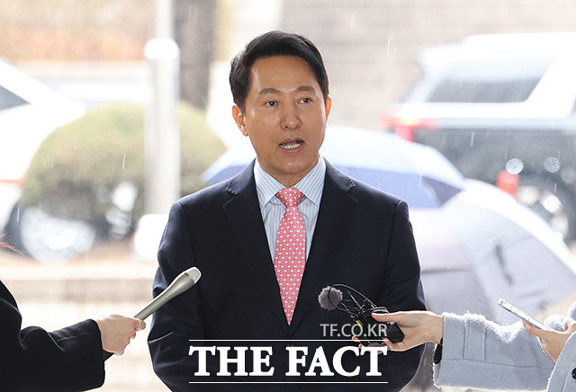 오 시장이 취재진의 질문에 답하고 있다.