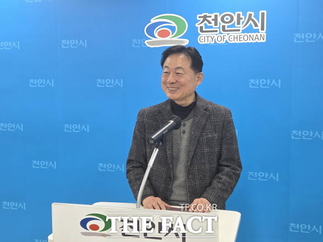 국민의힘 천안시장 후보로 공천이 확정된 박찬우 예비후보가 18일 천안시청 브리핑실에서 밝은 모습으로 언론인들과 대화를 나누고 있다. /정효기 기자