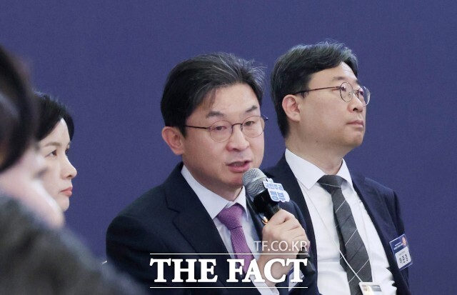 이억원 금융위원장이 18일 청와대에서 열린 이재명 대통령 주재 자본시장 안정과 정상화 간담회에서 안건 보고를 하고 있다. /뉴시스