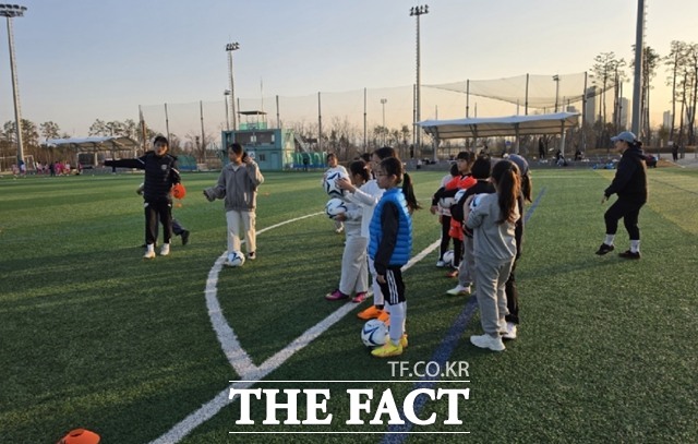  2026 세종스포츠토토 여자축구교실의 백은미 메인코치의 지도 아래 열심히 수업에 참여 중인 유소녀 참가자들./스포츠토토 여자축구단