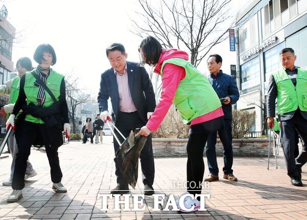 대전시 서구는 17일 관저동에 있는 찾아가는 자원순환가게를 방문해 사업 운영 상황을 점검한 가운데 서철모 청장과 주민들이 환경졍화 활동인 플로깅을 진행하고 있다. /대전 서구