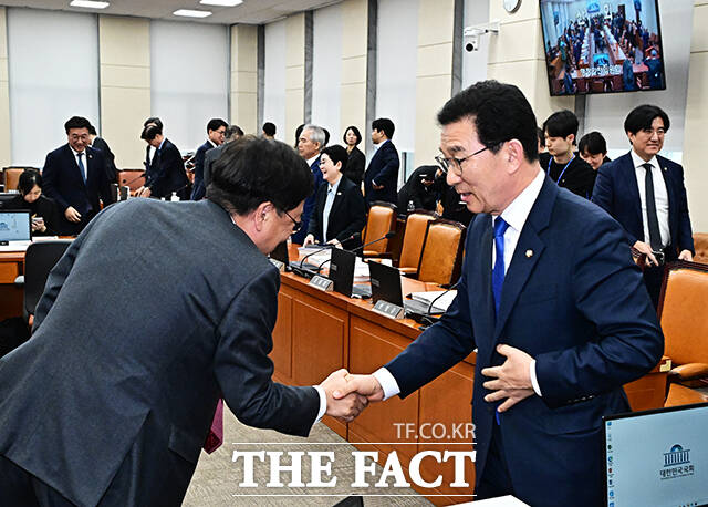 서범수 국민의힘 의원과 인사하는 신정훈 행안위원장.