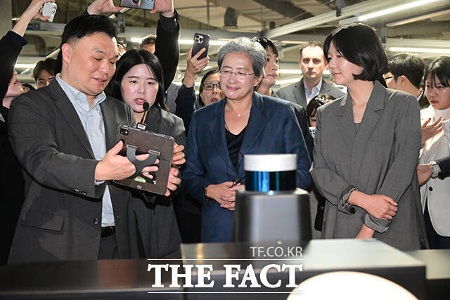 18일 경기 성남시 분당구 네이버 사옥에서 리사 수 AMD 최고경영자와 최수연 네이버 대표가 디지털트윈 전시와 관련해 설명을 듣고 있다. /성남=남윤호 기자