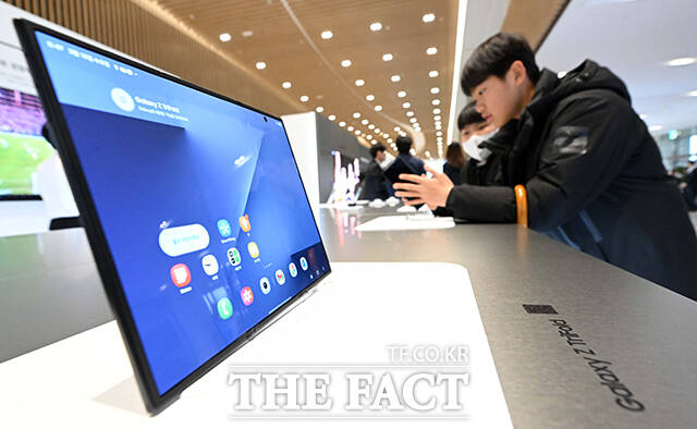 제57기 삼성전자 정기 주주총회가 18일 오전 경기 수원시 영통구 수원컨벤션센터에서 열린 가운데 한 주주가 고대역폭메모리 'HBM4, HMB4E' 를 살펴보고 있다. /수원=임영무 기자