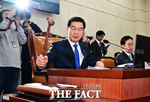 중수청법 의결하는 신정훈 행안위원장.