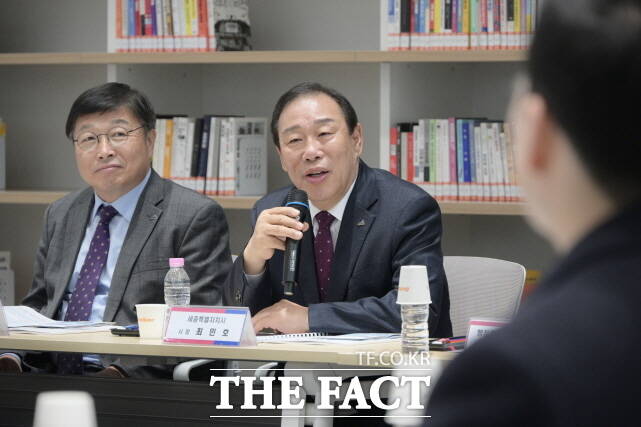 최민호 세종시장이 18일 세종공동캠퍼스에서 열린 산학협력 강화를 위한 세종공동캠퍼스 유관 기관 간담회를 주재하고 있다. /세종시