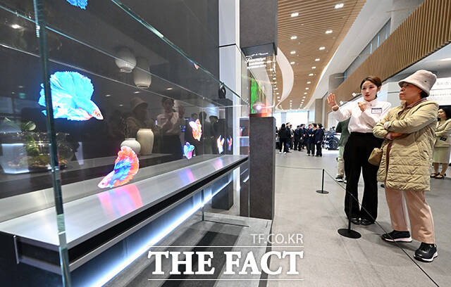 제57기 삼성전자 정기 주주총회가 18일 오전 경기 수원시 영통구 수원컨벤션센터에서 열린 가운데 한 주주가 고대역폭메모리 'HBM4, HMB4E' 를 살펴보고 있다. /수원=임영무 기자