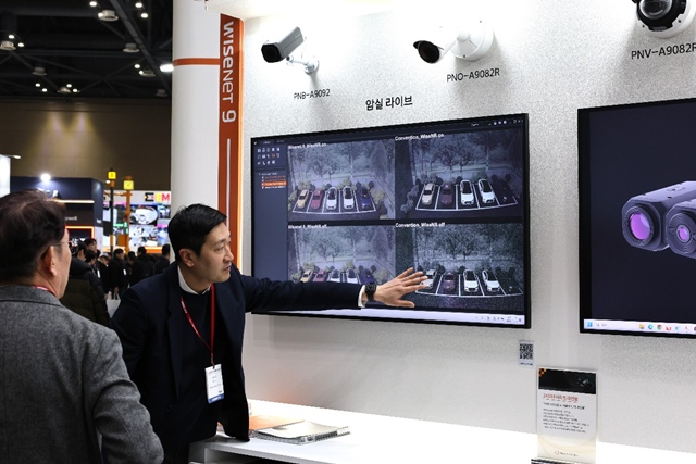 18일 경기 고양시 킨텍스에서 열린 '세계보안엑스포2026(SECON2026)' 한화비전 부스에서 관계자가 와이즈넷9 기반 AI 카메라의 저조도 성능을 시연하고 있다. /한화비전