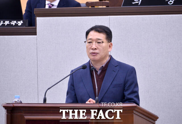 문갑태 여수시의회 부의장이 18일 여수시의회 제254회 임시회 제1차 본회의에서 여수국가산단 NCC 추가 감축 검토 즉각 중단 촉구 건의안 제안 설명을 하고 있다. /여수시의회