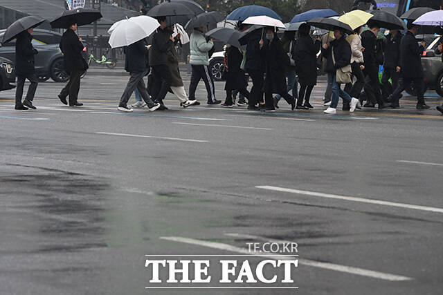 서울시 초미세먼지 농도가 '나쁨'을 기록하고 비가 내린 18일 오전 서울 종로구 일대가 흐린 모습을 보이고 있다. /김성렬 기자