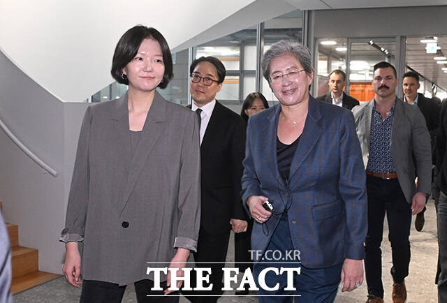 리사 수 CEO와 최수연 대표가 화기애애한 분위기로 네이버 사옥을 둘러보고 있다.