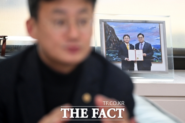 이관후 국회입법조사처장은 취임 보름 만에 비상계엄 사태를 겪으며 '전례를 찾기 어려운' 법적 쟁점들을 정면으로 마주했다. /서예원 기자