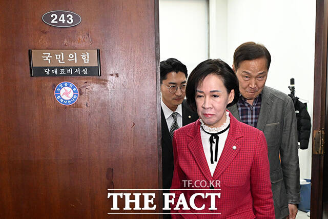 굳은 표정의 이인선 국민의힘 대구시당 위원장과 김기웅 의원, 박준태 당대표 비서실장.