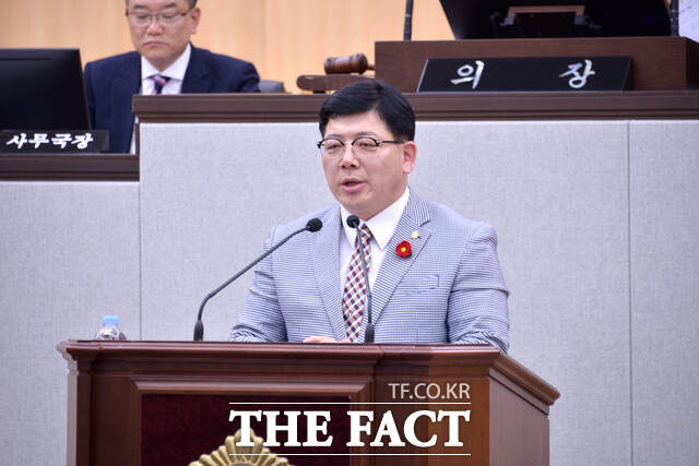 구민호 여수시의원이 18일 여수시의회 제254회 임시회 제1차 본회의에서 여수국가산업단지 산업위기대응특별지역 지정 촉구 건의안 제안 설명을 하고 있다. /여수시의회