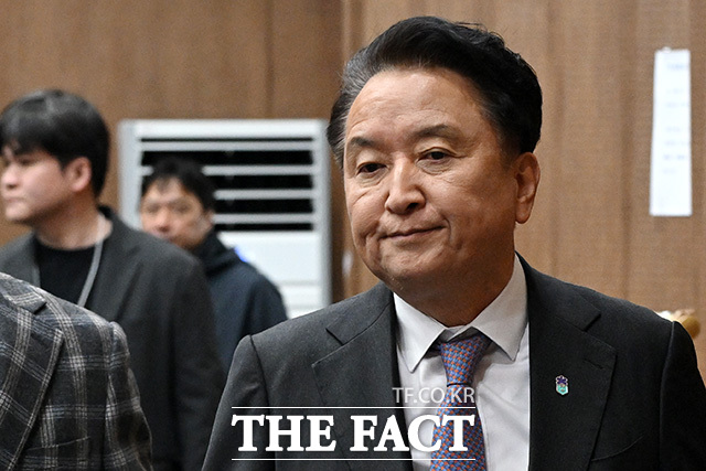 국회를 찾아 컷오프 결정과 구속영장 관련 입장 밝히는 김영환 충북도지사.