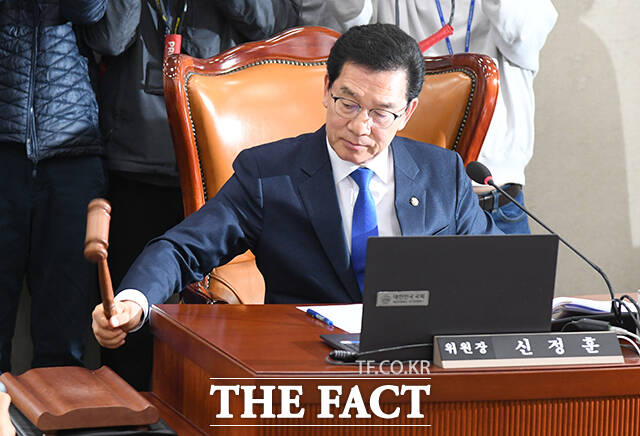 안건 상정하는 신정훈 행안위원장.