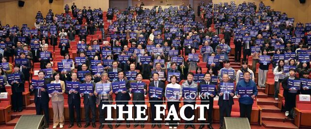 강진군이 함께 키우는 강진 아이, 미래를 여는 강진교육을 주제로 강진교육 비전 선포식을 개최하고 있다. /강진군