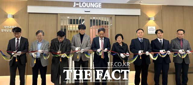 18일 김욱 배재대 총장을 비롯한 관계자들이 미래인재 창의상상 라운지 개관 테이프 커팅을 진행하고 있다. /배재대