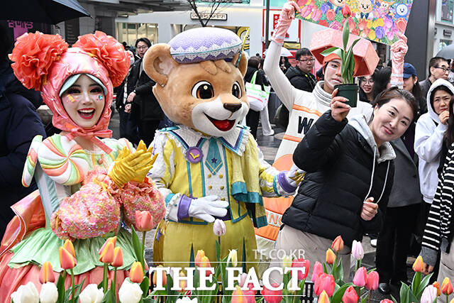 '에버랜드 튤립축제' 개막을 이틀 앞둔 18일 오후 서울 중구 에잇세컨즈 명동점 앞에서 에버랜드 캐릭터와 공연 연기자들이 포즈를 취하고 있다. /김성렬 기자