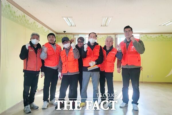 한국타이어 한가족봉사단원들이 18일 대전시 대덕구 보훈회관에서 도배 봉사활동을 마친 후 기념 촬영을 하고 있다. /대덕구