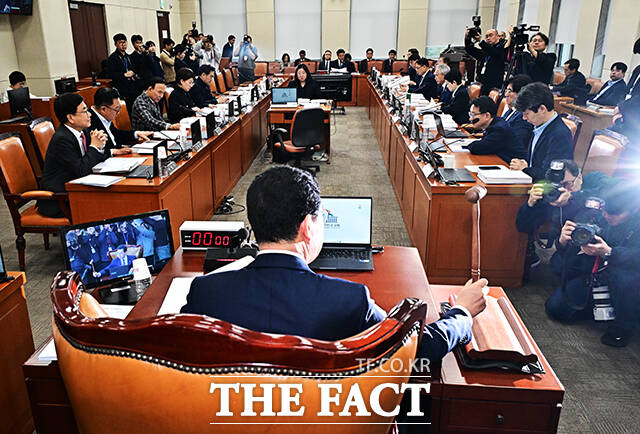 중수청법 상정하는 신정훈 행안위원장.