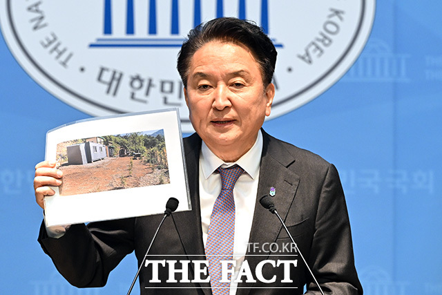 김영환 충북도지사가 18일 오후 서울 여의도 국회 소통관에서 국민의힘 공천관리위원회가 내린 컷오프(공천 배제) 결정과 구속영장 신청에 따른 입장을 밝히고 있다. /국회=남용희 기자