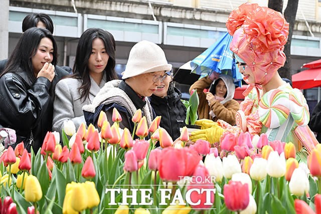 '에버랜드 튤립축제' 개막을 이틀 앞둔 18일 오후 서울 중구 에잇세컨즈 명동점 앞에서 에버랜드 캐릭터와 공연 연기자들이 포즈를 취하고 있다. /김성렬 기자