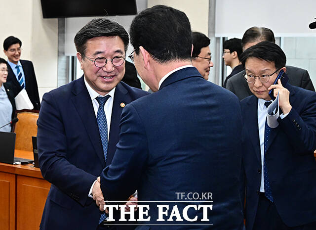 중수청법 가결된 뒤 신정훈 행안위원장과 인사하는 윤호중 행정안전부 장관.