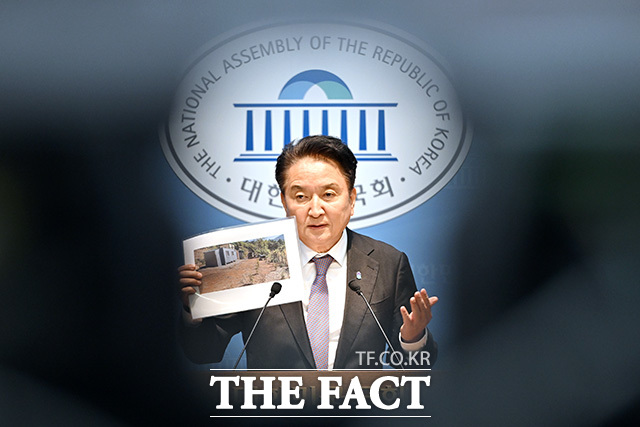 국회를 찾아 컷오프 결정과 구속영장 관련 입장 밝히는 김영환 충북도지사.