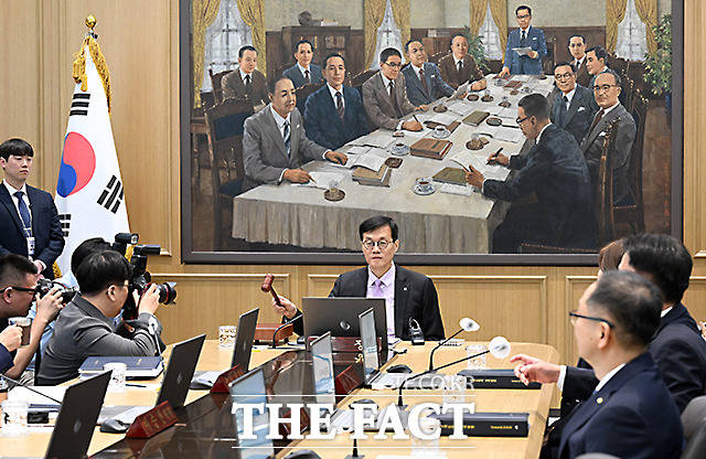 미국과 이란 간 군사 충돌 장기화 우려가 커지면서 한국 경제가 고물가와 저성장이 겹치는 ‘스태그플레이션’ 위험에 대한 우려가 나오고 있다. 한국은행도 물가 안정과 경기 방어 사이에서 어느 한쪽만 선택하기 어려운 정책 딜레마에 놓일 것이란 관측이 제기된다. /더팩트 DB