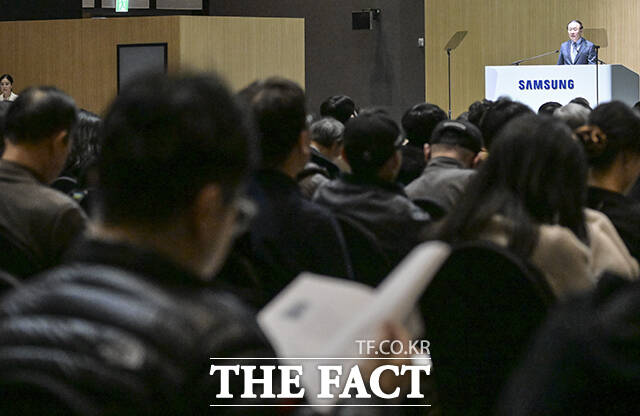 전영현 삼성전자 부회장 겸 DS부문장이 18일 오전 경기 수원 영통구 수원컨벤션센터에서 열린 제57기 삼성전자 정기 주주총회에 참석해 인사말을 하고 있다. /수원=임영무 기자