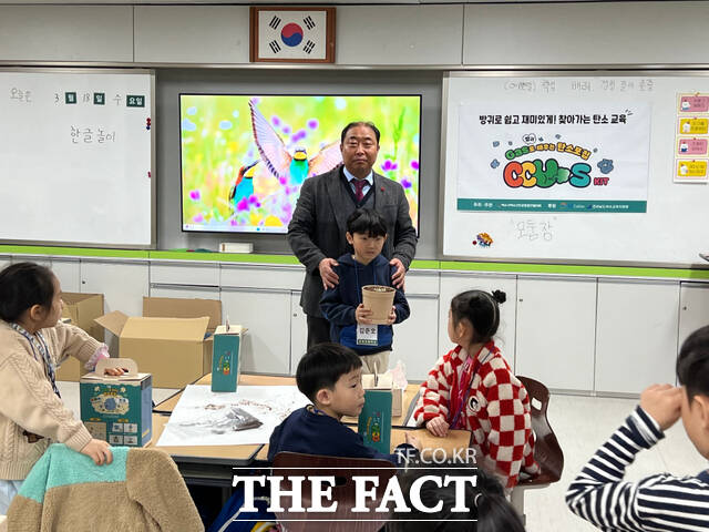 김신 여수시여수산단공동발전협의회 사무국장이 18일 여수 지역 한 초등학교 교실에서 학생들과 함께 CCU~S(꾸~스) KIT 탄소 저감 교육에 참여하고 있다. /여수시여수산단공동발전협의회