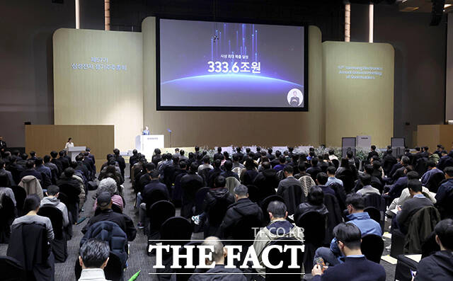 전영현 삼성전자 부회장 겸 DS부문장이 18일 오전 경기 수원 영통구 수원컨벤션센터에서 열린 제57기 삼성전자 정기 주주총회에 참석해 인사말을 하고 있다. /수원=임영무 기자