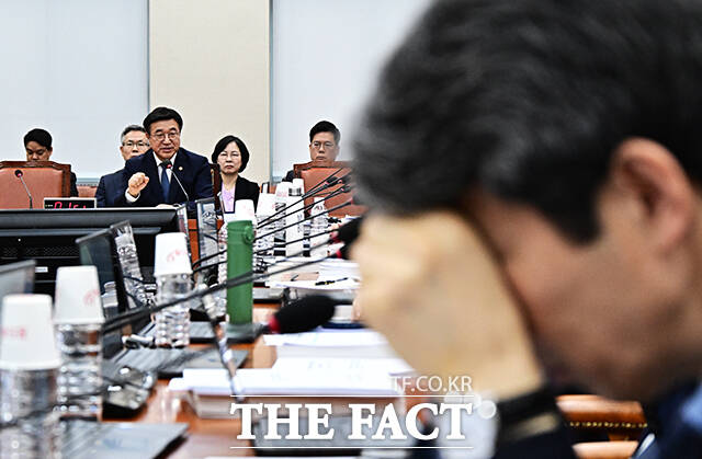 여당 의원 질의에 답변하는 윤호중 행정안전부 장관.