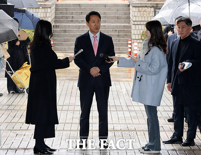 오 시장이 취재진의 질문에 답하고 있다.