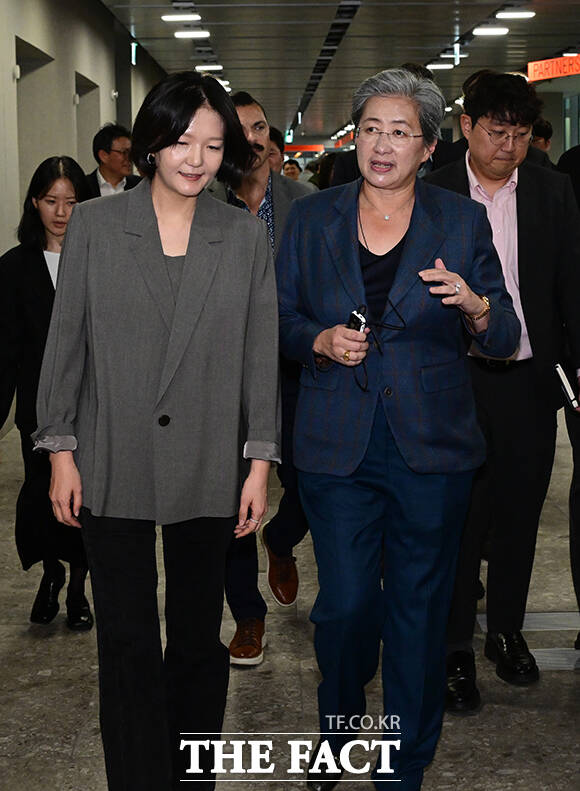 리사 수 CEO와 최수연 대표가 화기애애한 분위기로 네이버 사옥을 둘러보고 있다.