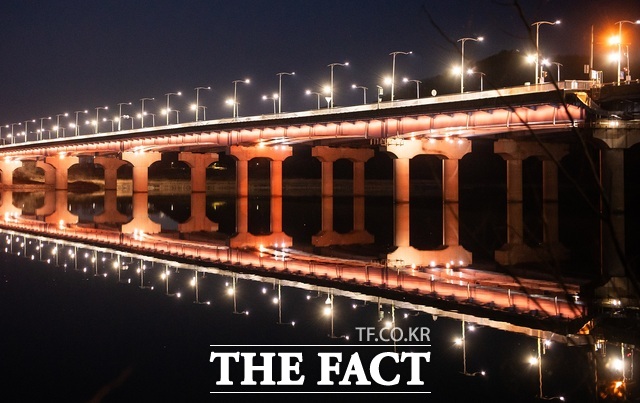 구미시 산호대교 야간경관. /구미시