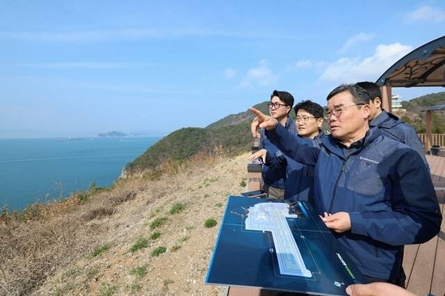 김보현 대우건설 대표이사와 임직원들이 지난 17일 가덕도신공항 건설 예정지를 방문해 현장 점검에 나섰다. /대우건설