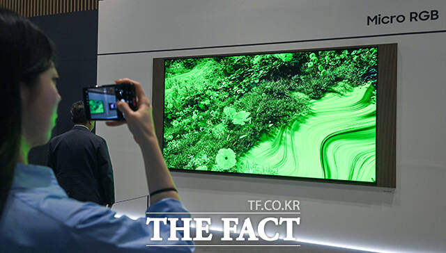 제57기 삼성전자 정기 주주총회가 18일 오전 경기 수원시 영통구 수원컨벤션센터에서 열린 가운데 한 주주가 고대역폭메모리 'HBM4, HMB4E' 를 살펴보고 있다. /수원=임영무 기자