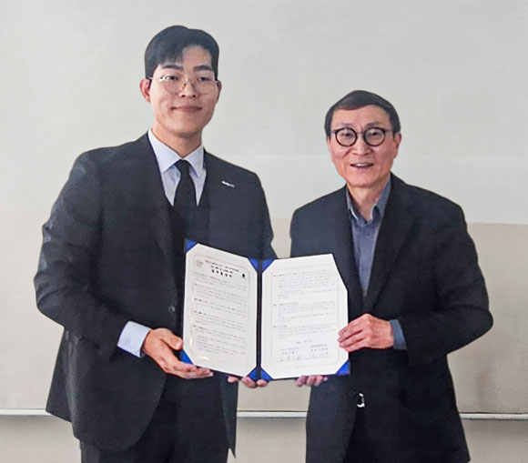 마인즈그라운드 민환기 대표이사(왼쪽)와 한양국방연구원 김태원 원장이 한양대학교 FTC에서 국방 연구개발 및 기술 교류, 인재 양성, 사업 기획 협력을 위한 업무협약(MOU)을 체결하고 기념 촬영을 하고 있다. /마인즈그라운드